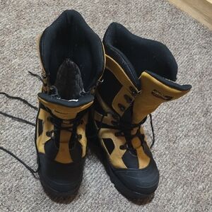 Thorogood Men's Black and Tan Outdoor Boots 2400 Gram